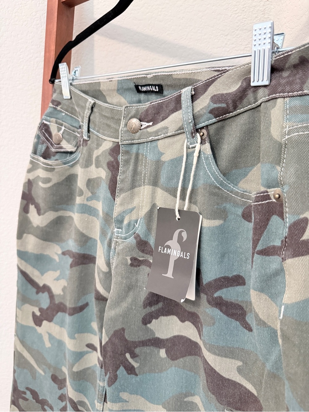 Flamingals NWT Camo Wide Leg Utility Cargo Jeans Size Medium - Picture 3 of 8